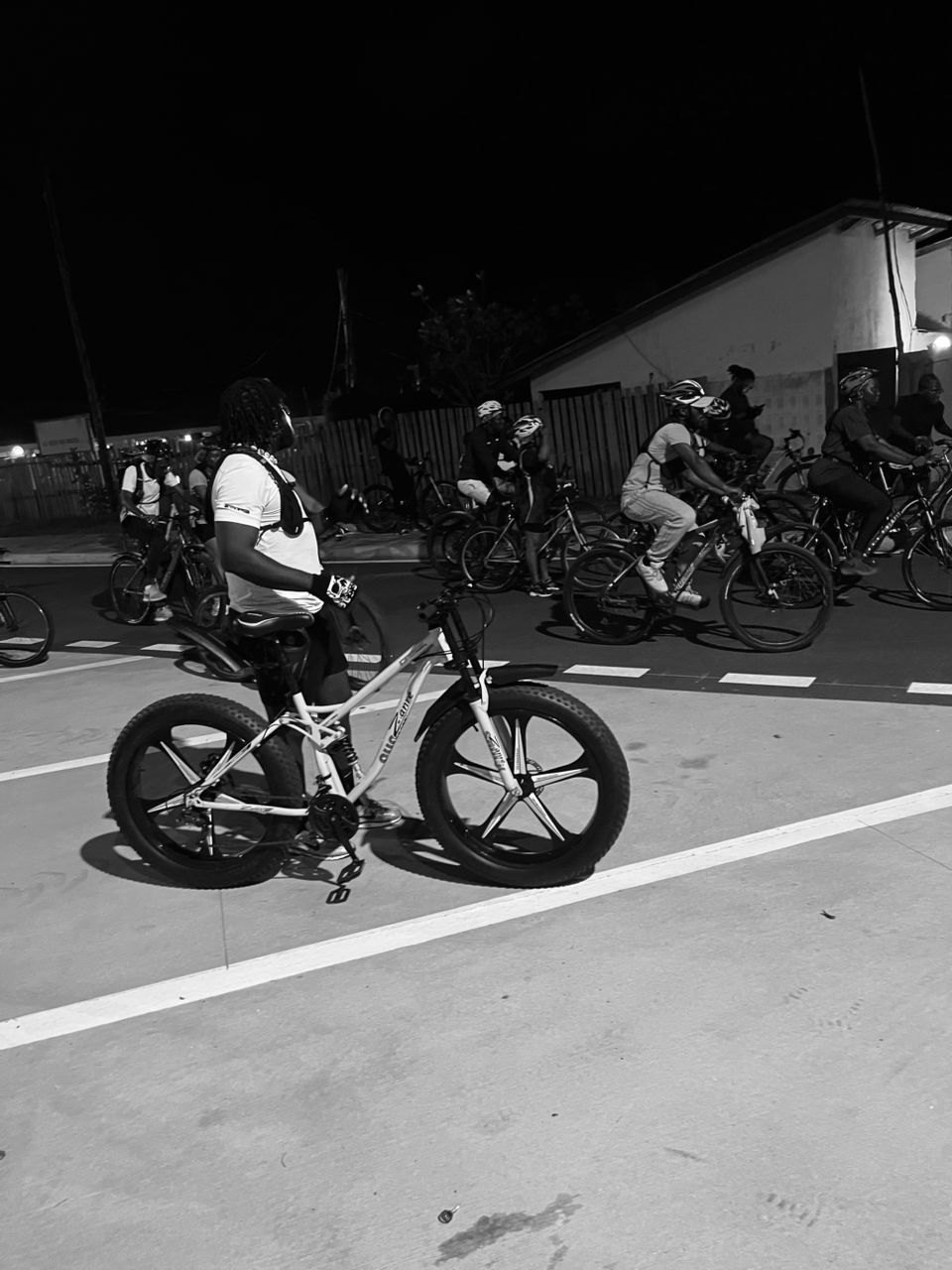 Cycliste casqué avec son vélo